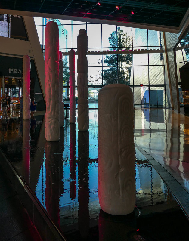 Ледяные столбы высотой до 5 м (в отеле "The Cosmopolitan", Лас Вегас) - Юрий Поляков
