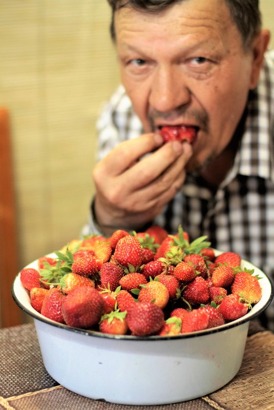 Дед помогает бабке консервировать ягоды. - Николай Масляев