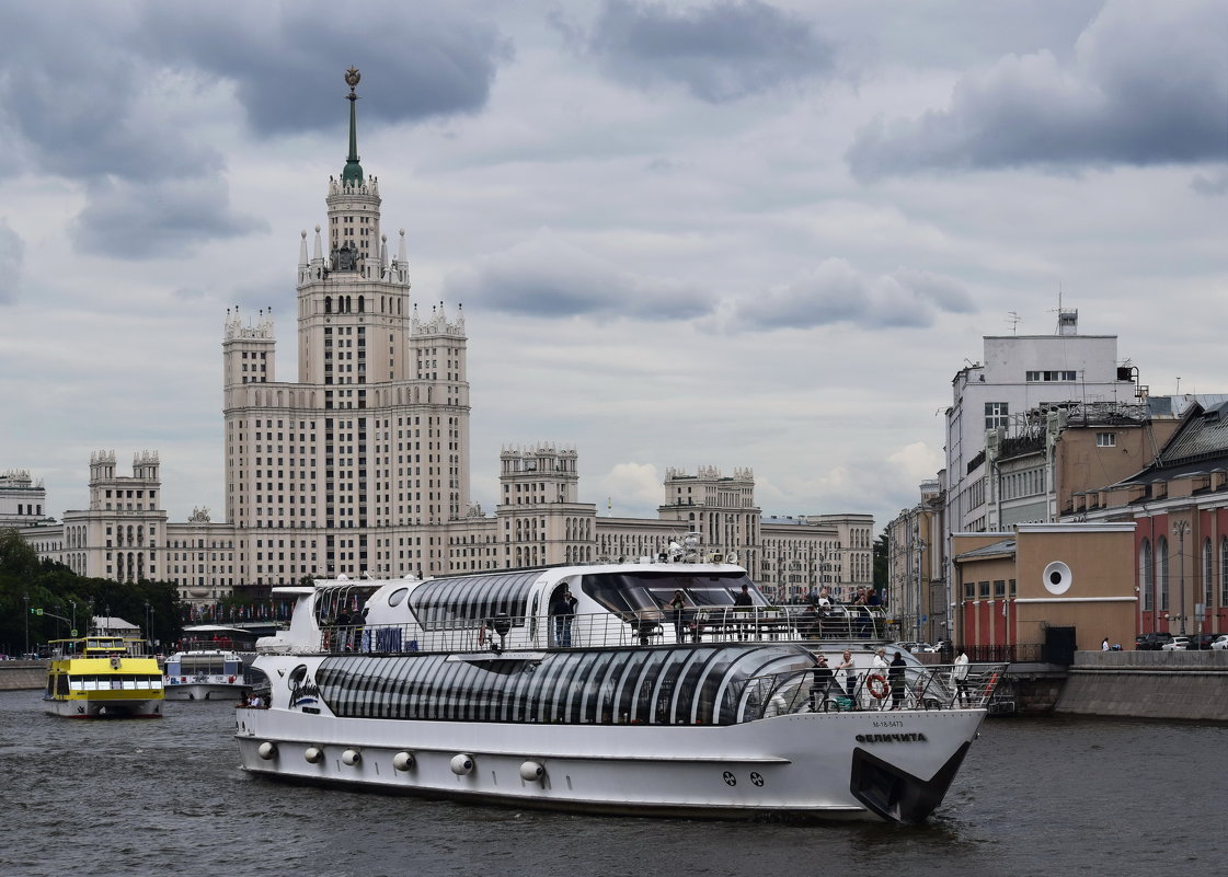 Москва-река....  Навигация  в  разгаре... - Galina Leskova