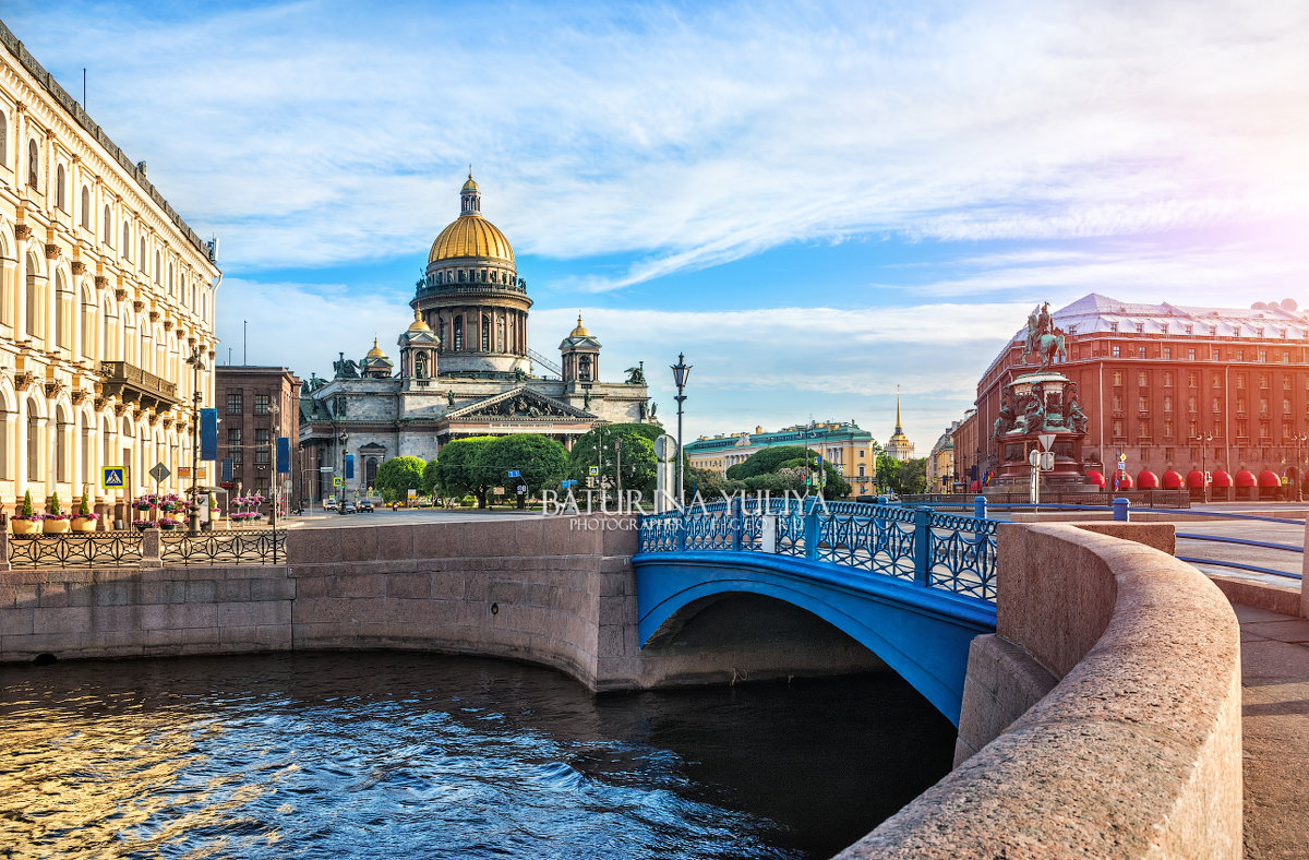 Санкт-Петербурге. Это синий мост через реку мойка