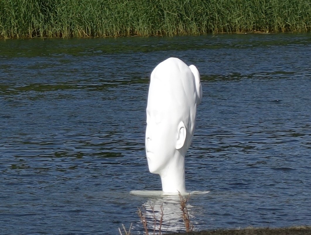 скульптура на воде - Елена 