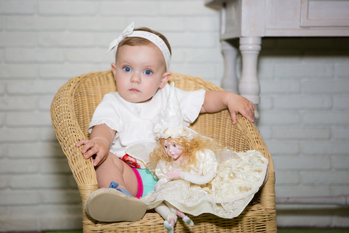 Маленькая модель с куклой - Valentina Zaytseva