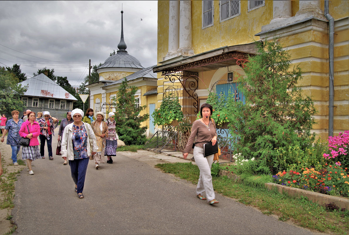 Устье.Туристы возле храмового комплекса - Валерий Талашов