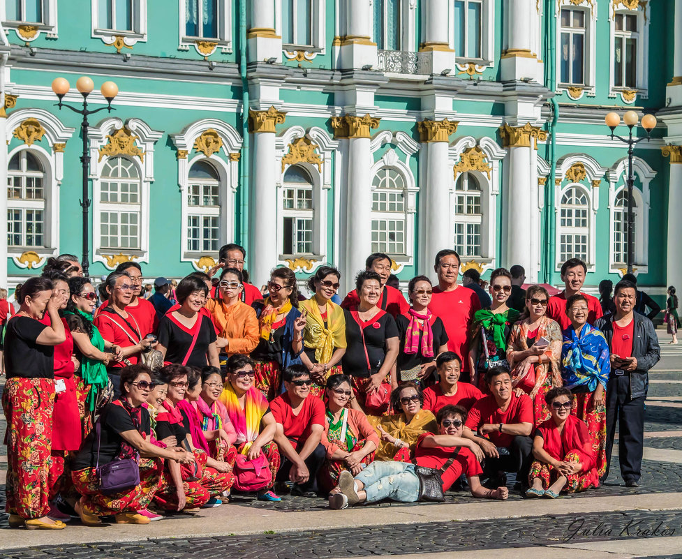 Довольные туристы на Дворцовой площади, Санкт-Петербург - Uliya 