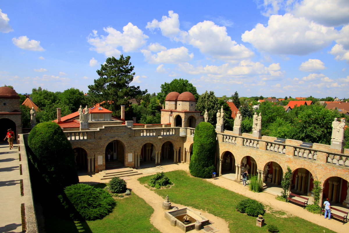 Двор замка Бори - Валентина 