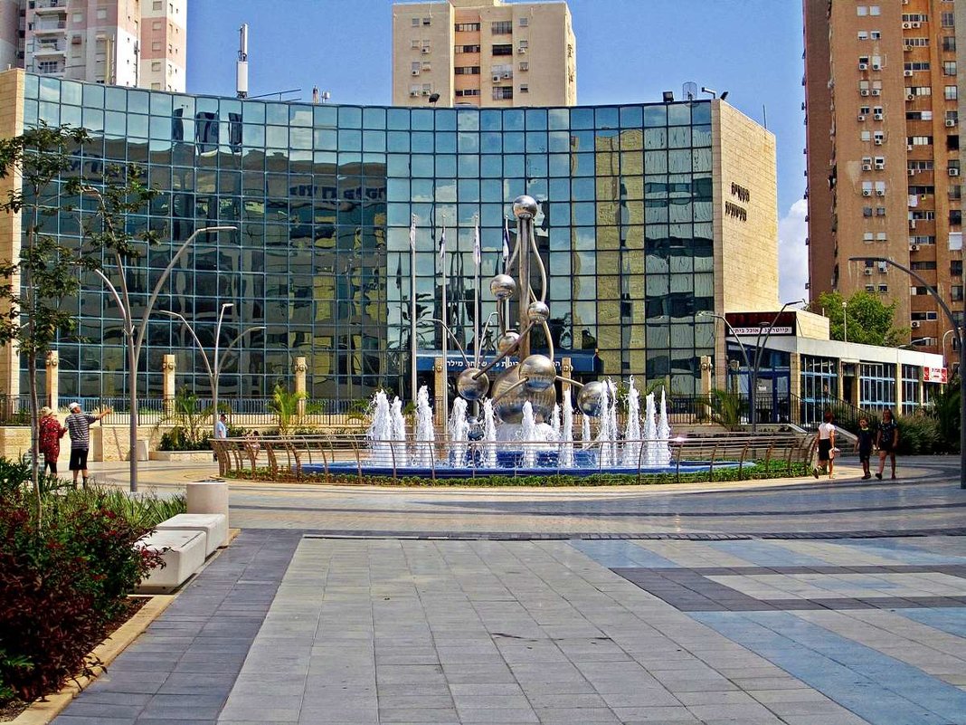 площадь с фонтаном - Александр Корчемный