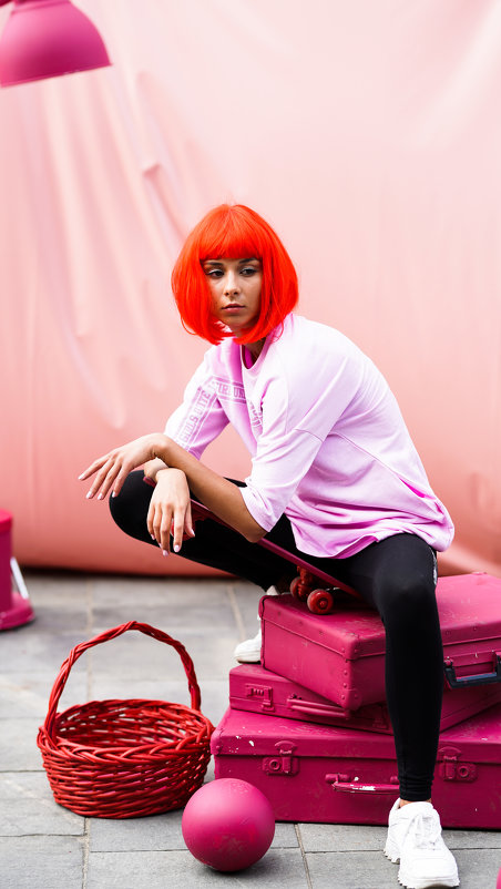 Рыжеволосая девушка на розовом фоне - Valentina Zaytseva