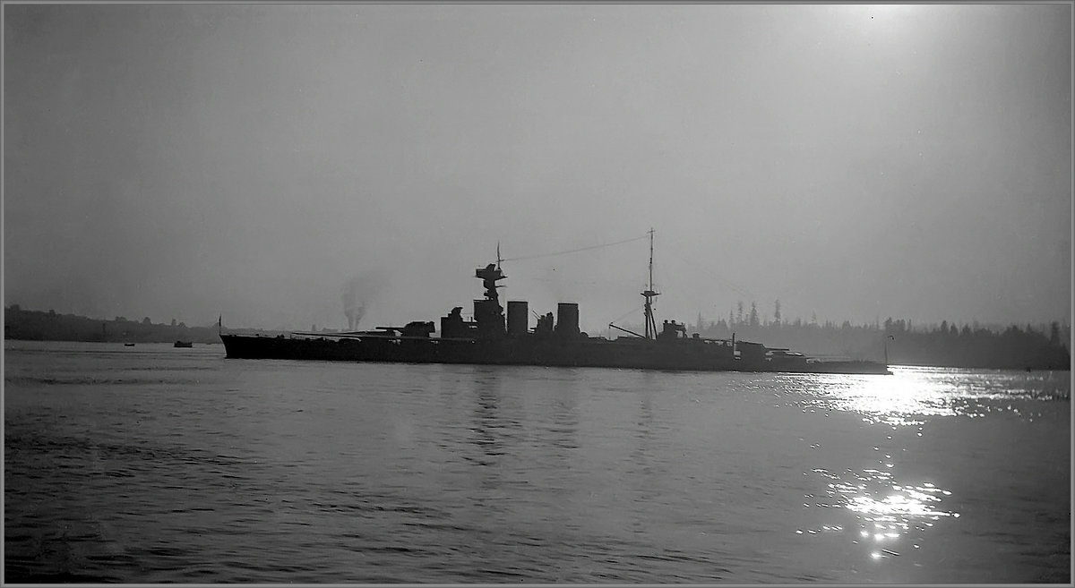 Battlecruiser "HMS Hood" silhouetted in Vancouver harbour, June 25-26th 1924. - Александр 
