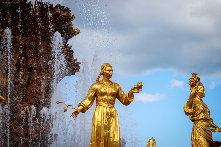 Одна из девушек установленная вокруг чаши фонтана - Игорь Осипенко