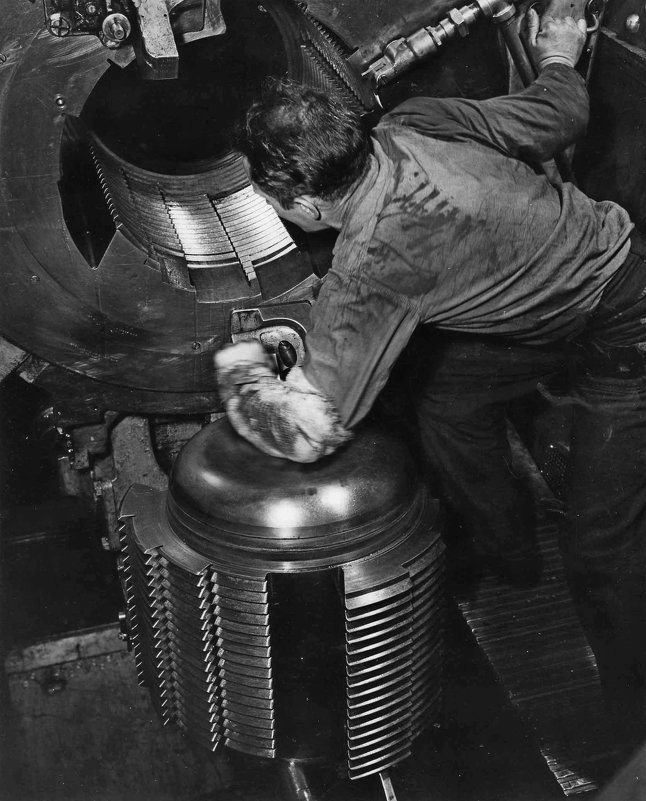 USS "Alabama", BB-60,Looking Into The Breech –This gunner on a U.S. - Александр 