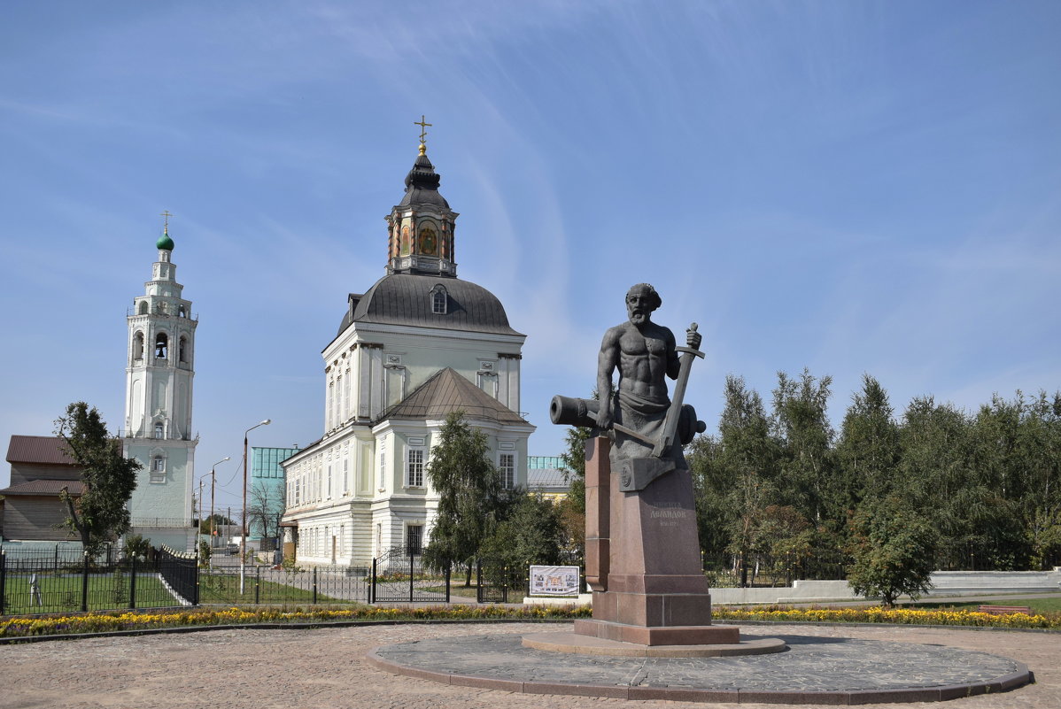 Памятник Никите Демидову на площади перед Николо-Зарецкой церковью  в городе Тула. - Galina Leskova