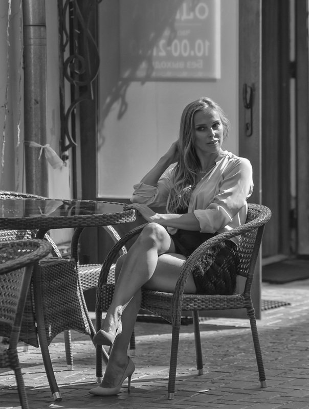 Девушка в летнем кафе - Александр Степовой 