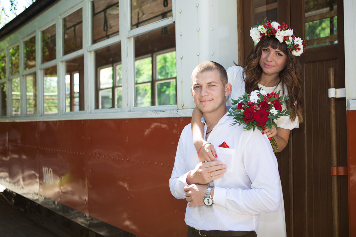 Жених и невеста у трамвая - Valentina Zaytseva