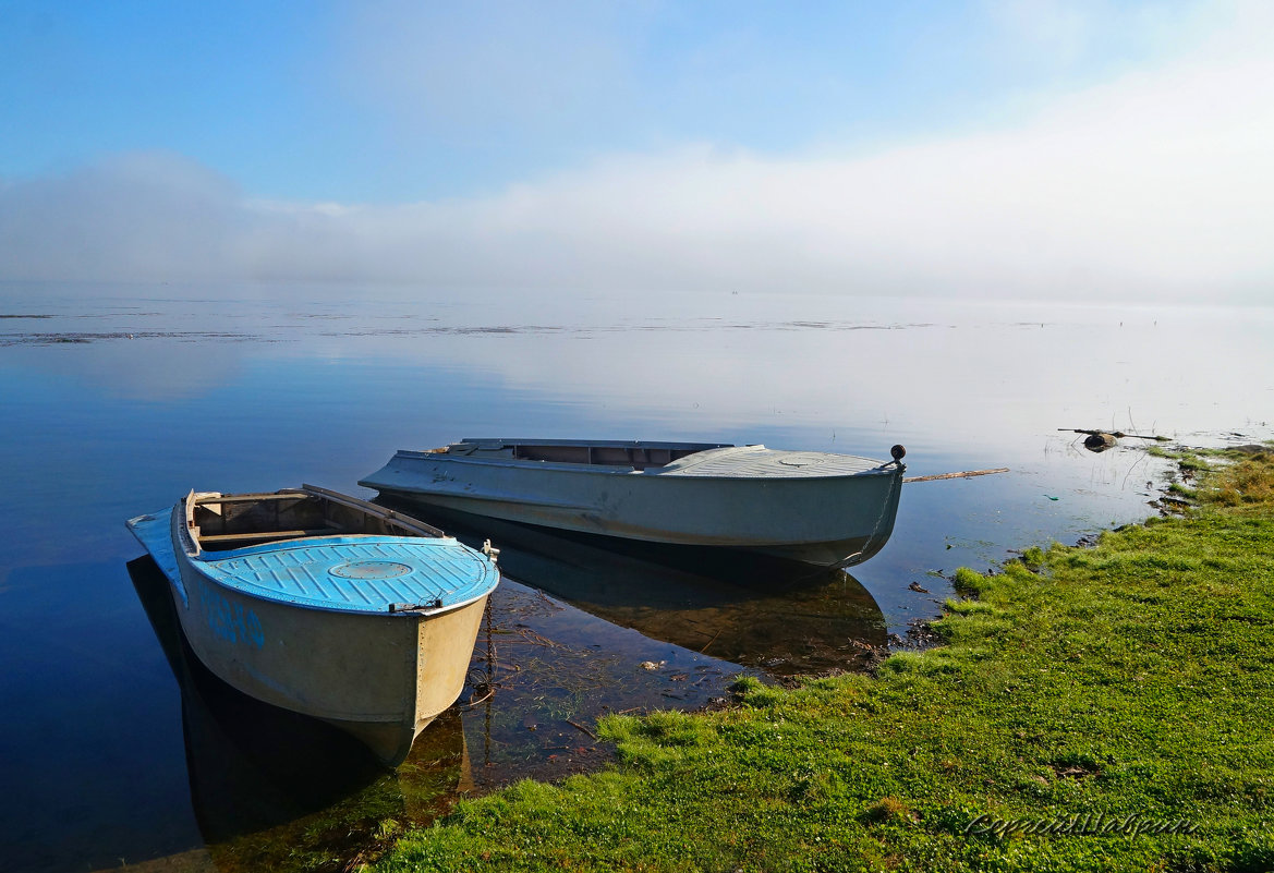 Лодки на фоне тумана - Сергей Шаврин