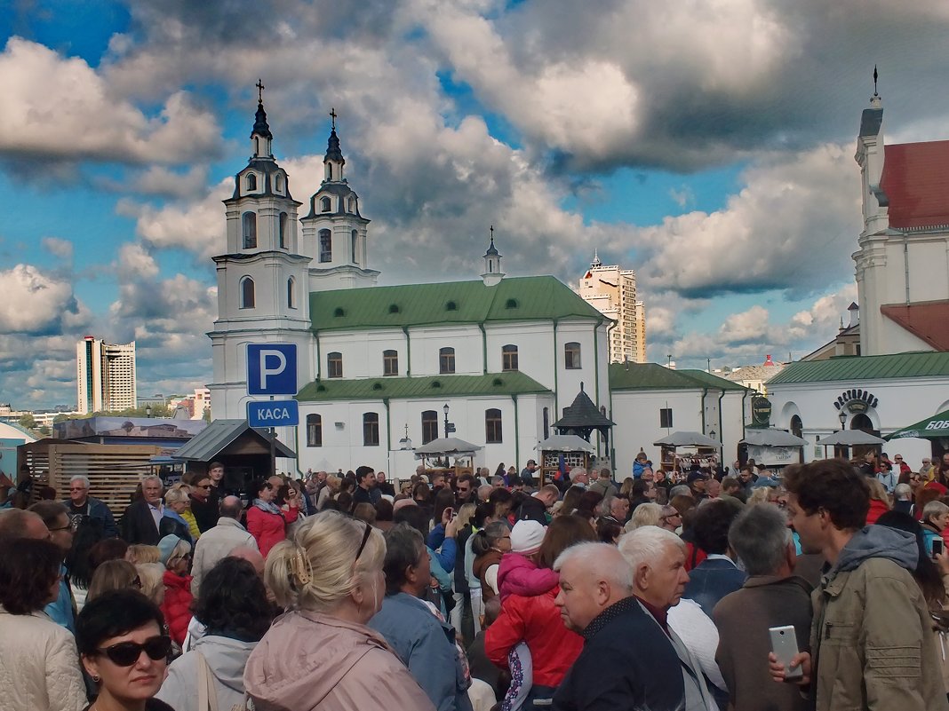 На площади - Александр Сапунов