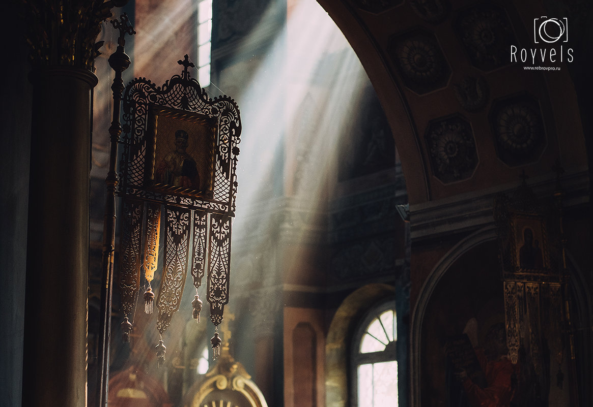 В Успенской церкви , очень много световых эффектов - Александр Ребров