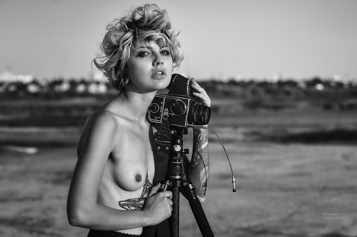 Девушка с фотокамерой - Валерий Миняев
