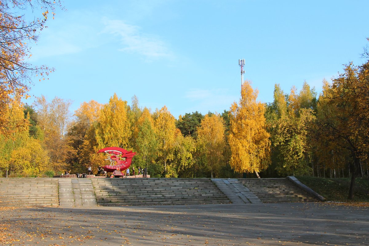 Памятник в парке - Елена Викторова 