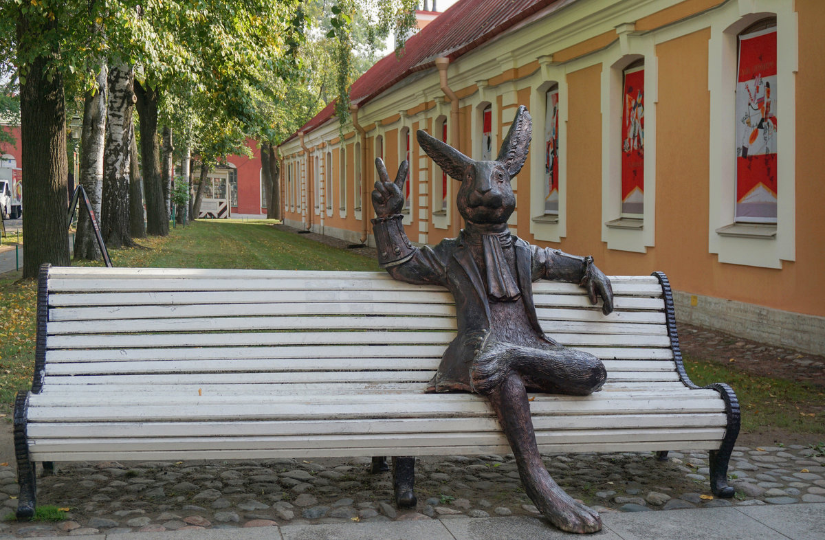 Памятник зайцу в Санкт-Петербурге в Петропавловской крепости