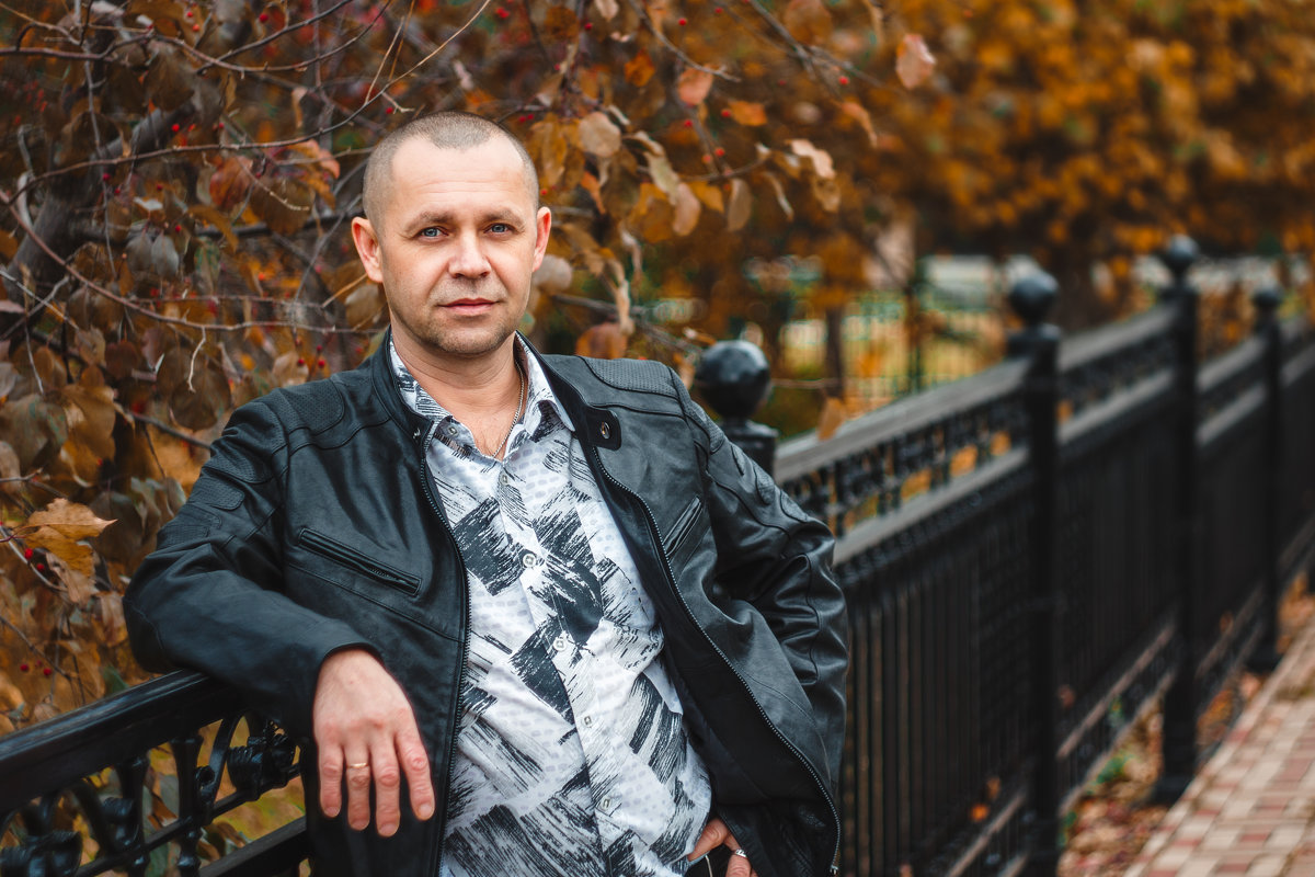 Автопортрет на фоне осени - Вячеслав Васильевич Болякин