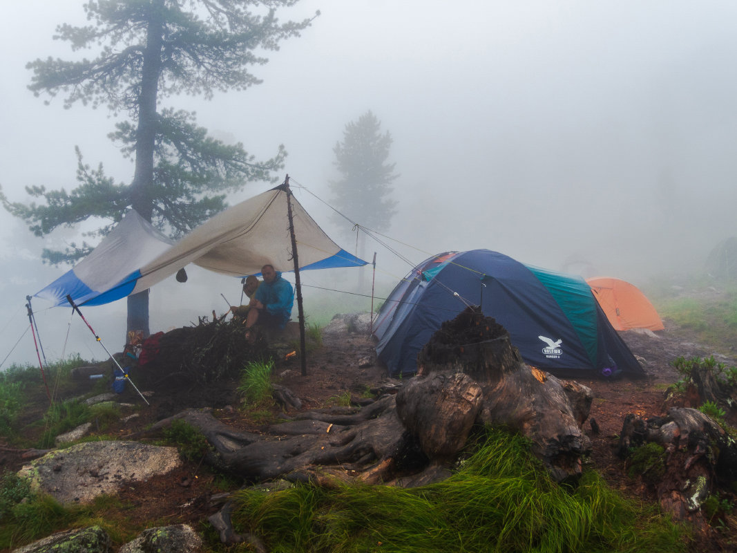Лагерь в тумане - Сергей Карцев