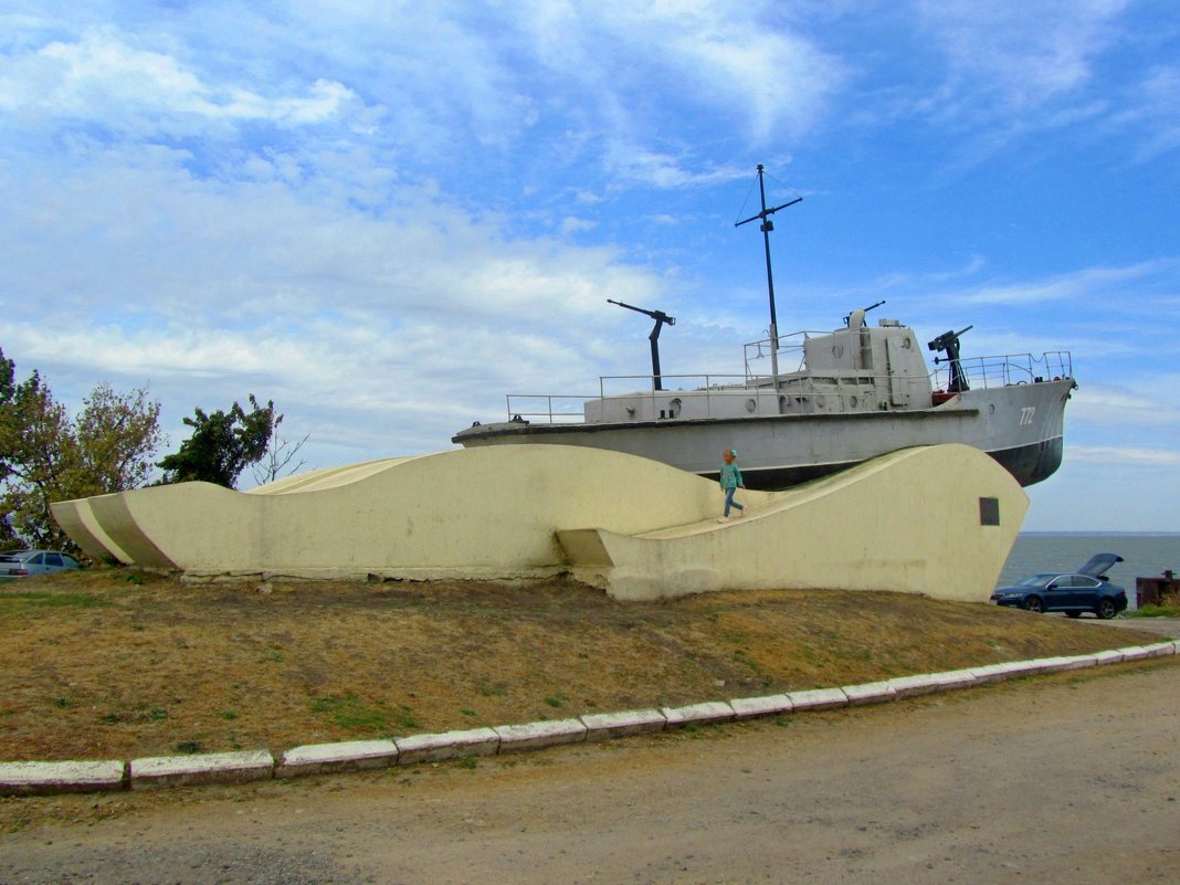 Памятник моряками Азовской военной флотилии - Сергей Карачин