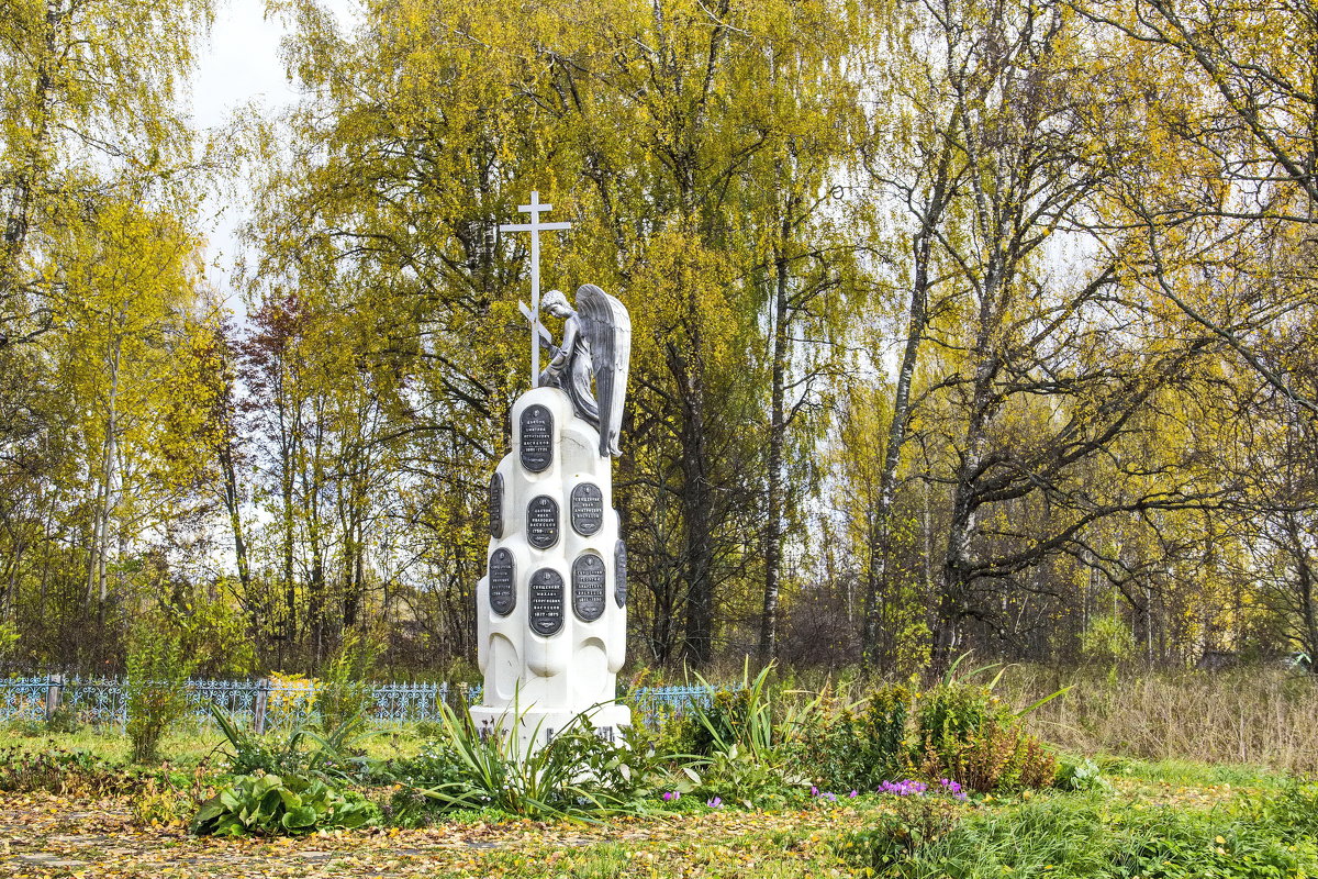 Памятник священнослужителям Васнецовым - Галина Новинская