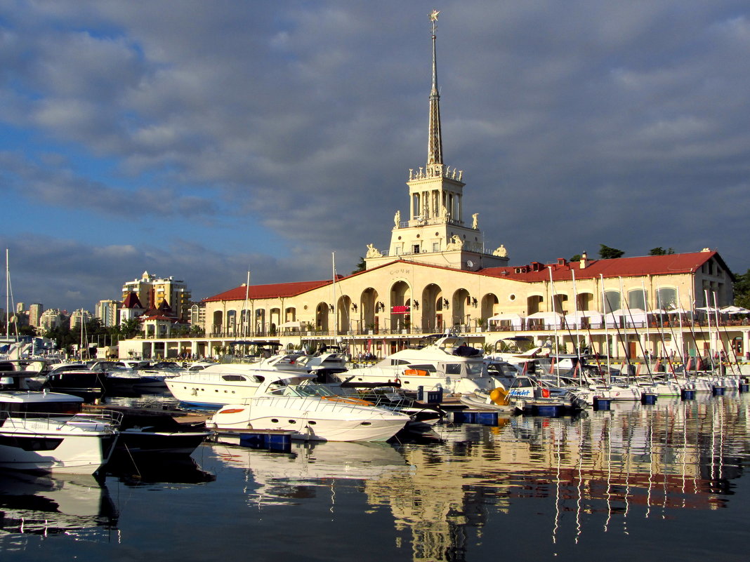 Морской вокзал ,освещенный лучами заходящего солнца - valeriy khlopunov