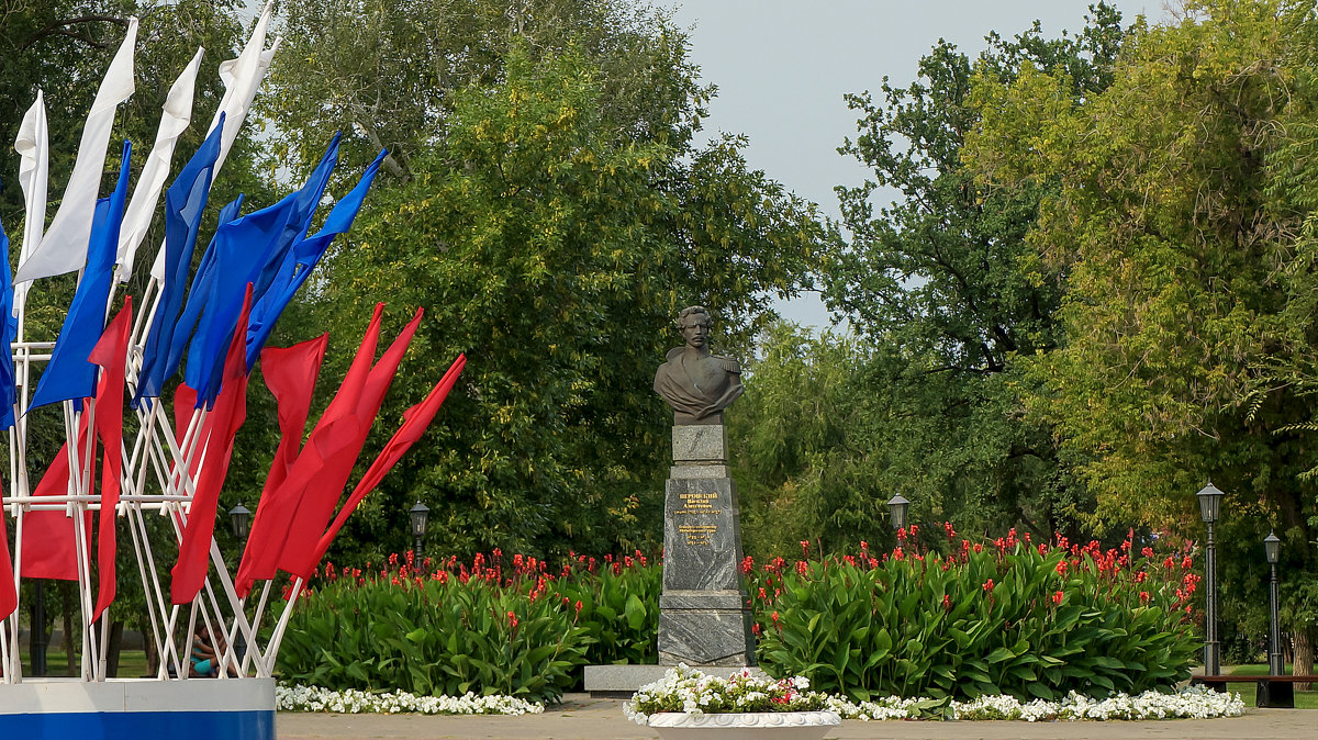 Памятник военному губернатору Оренбургского края В.А. Перовскому. - Elena Izotova