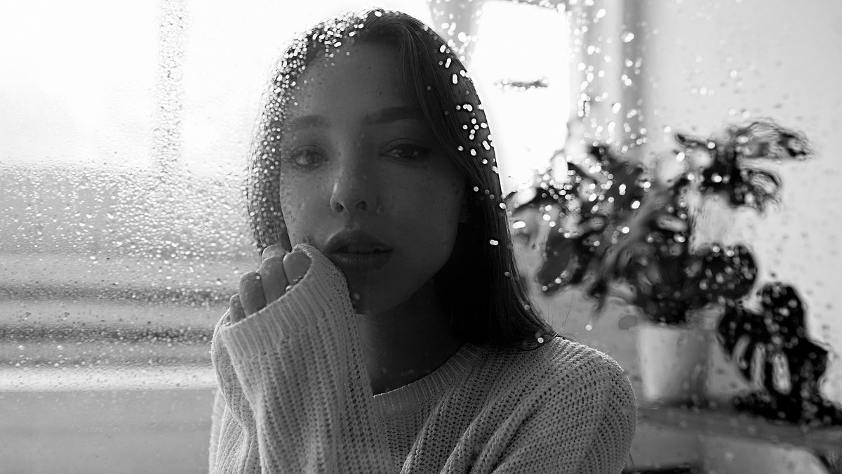 Черно-белый портрет девушки в белой кофте за стеклом с каплями воды - Lenar Abdrakhmanov
