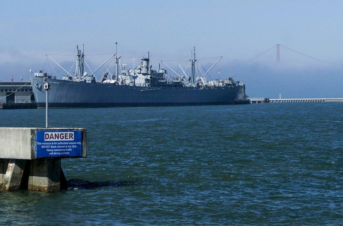 Корабль «Jeremiah Brien» и мост "Золотые Ворота" в тумане - Юрий Поляков