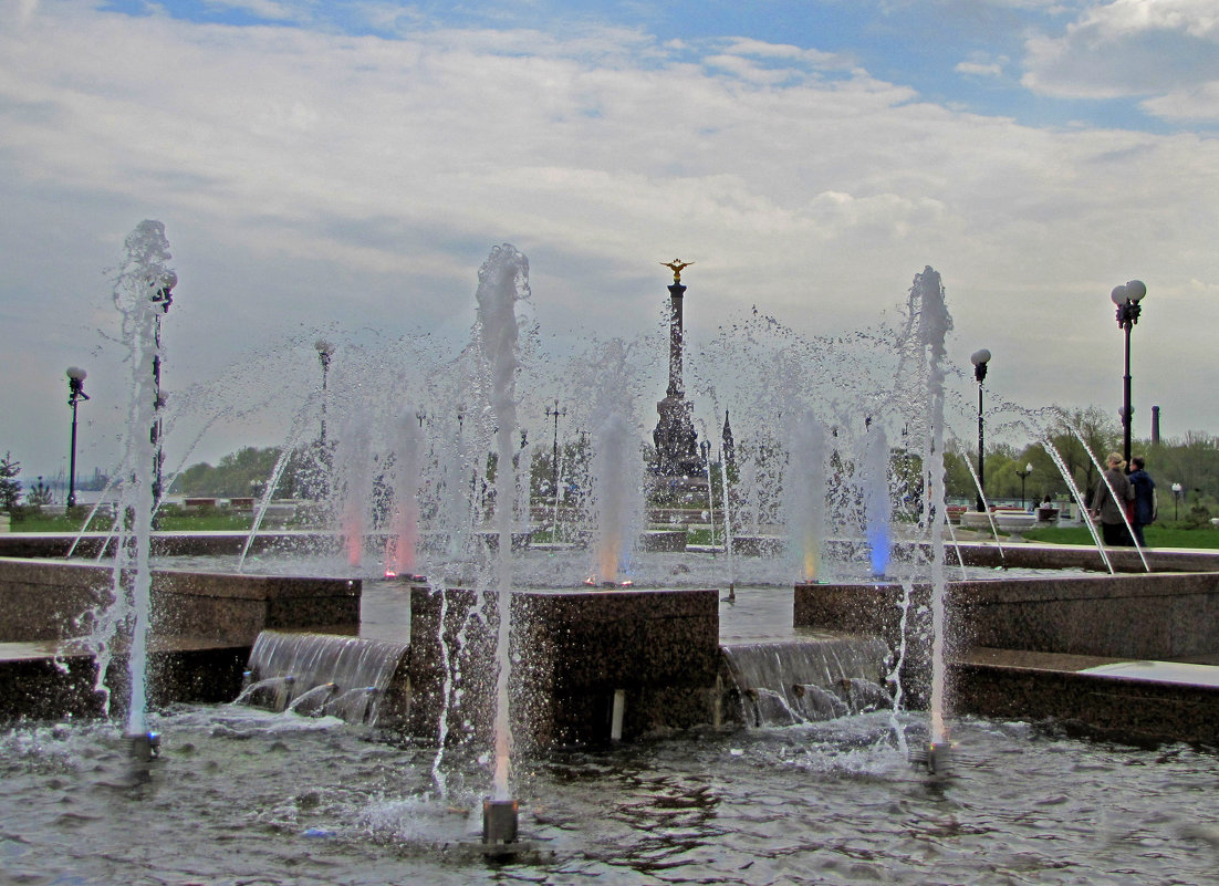 Поющий фонтан у памятника Тысячелетию Ярославля. - ИРЭН@ .