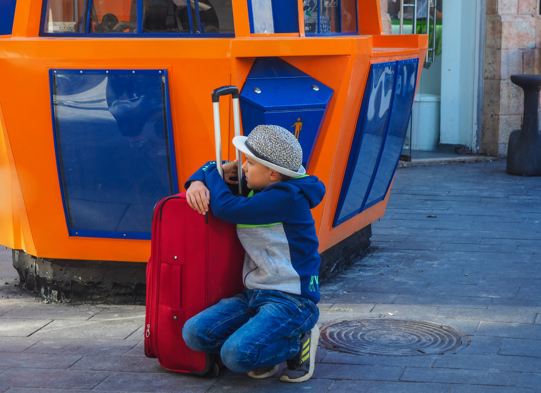 Мальчик с красным чемоданом - Alla Shapochnik