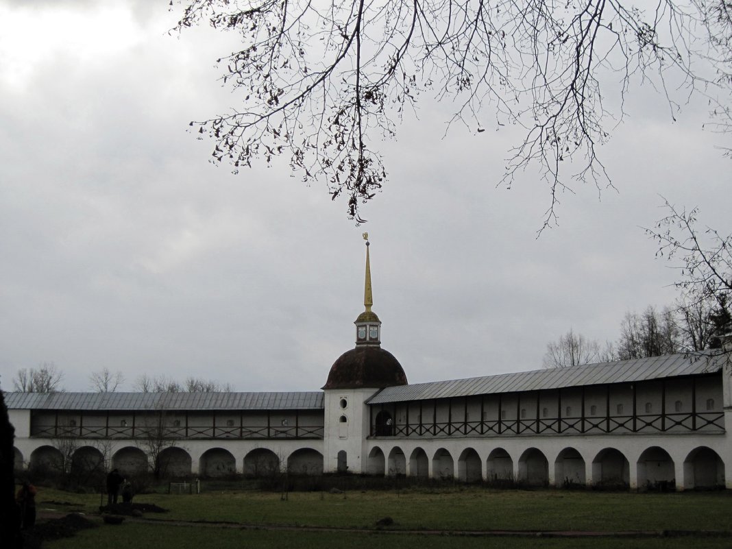 Юго-западная угловая башня Тихвинского Успенского монастыря. - Ирина ***