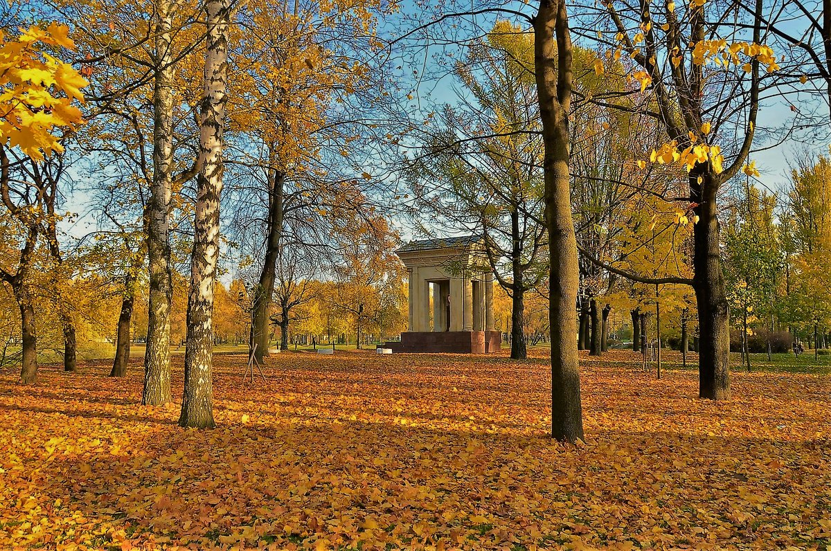 Золотой листопад у памятника Ротонда... - Sergey Gordoff