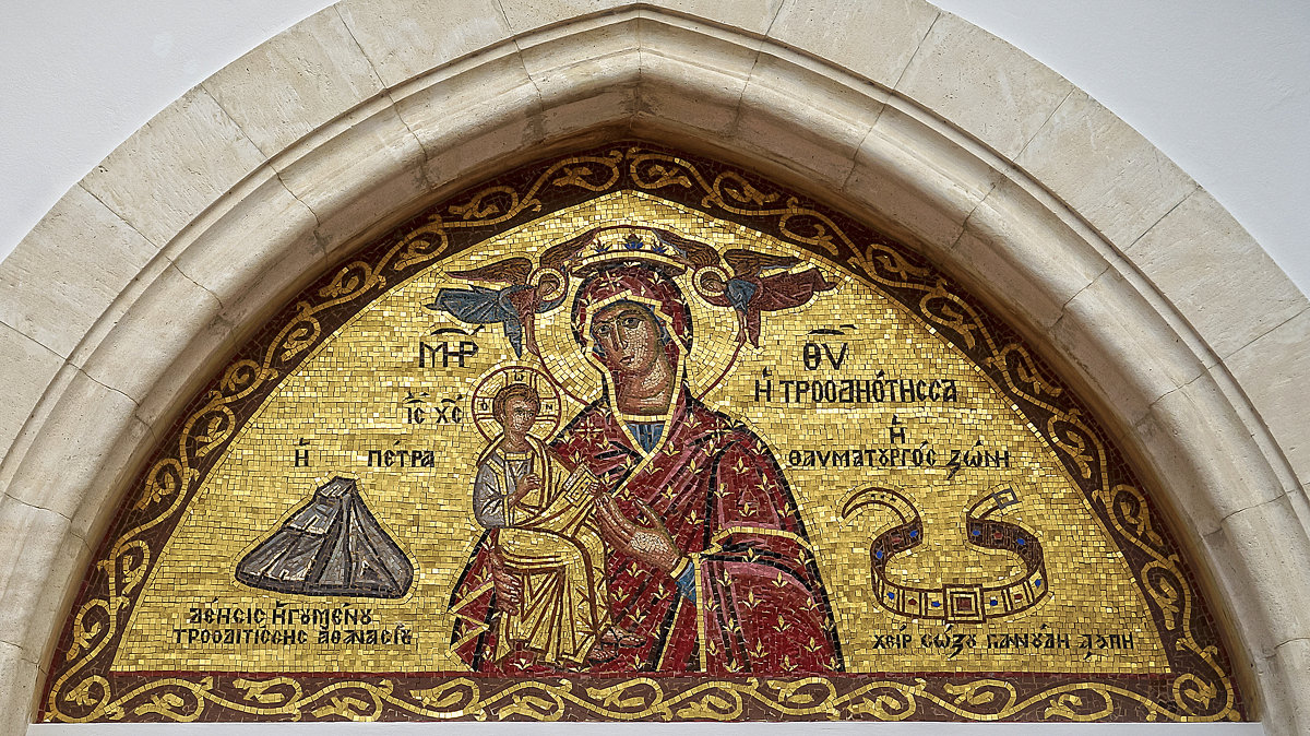 Мозаичная икона Божией Матери Троодитисса при входе в храм монастыря. - Elena Izotova