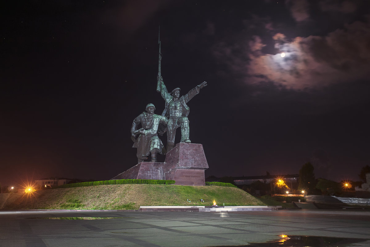 Памятник Солдату и Матросу - Анна Пугач