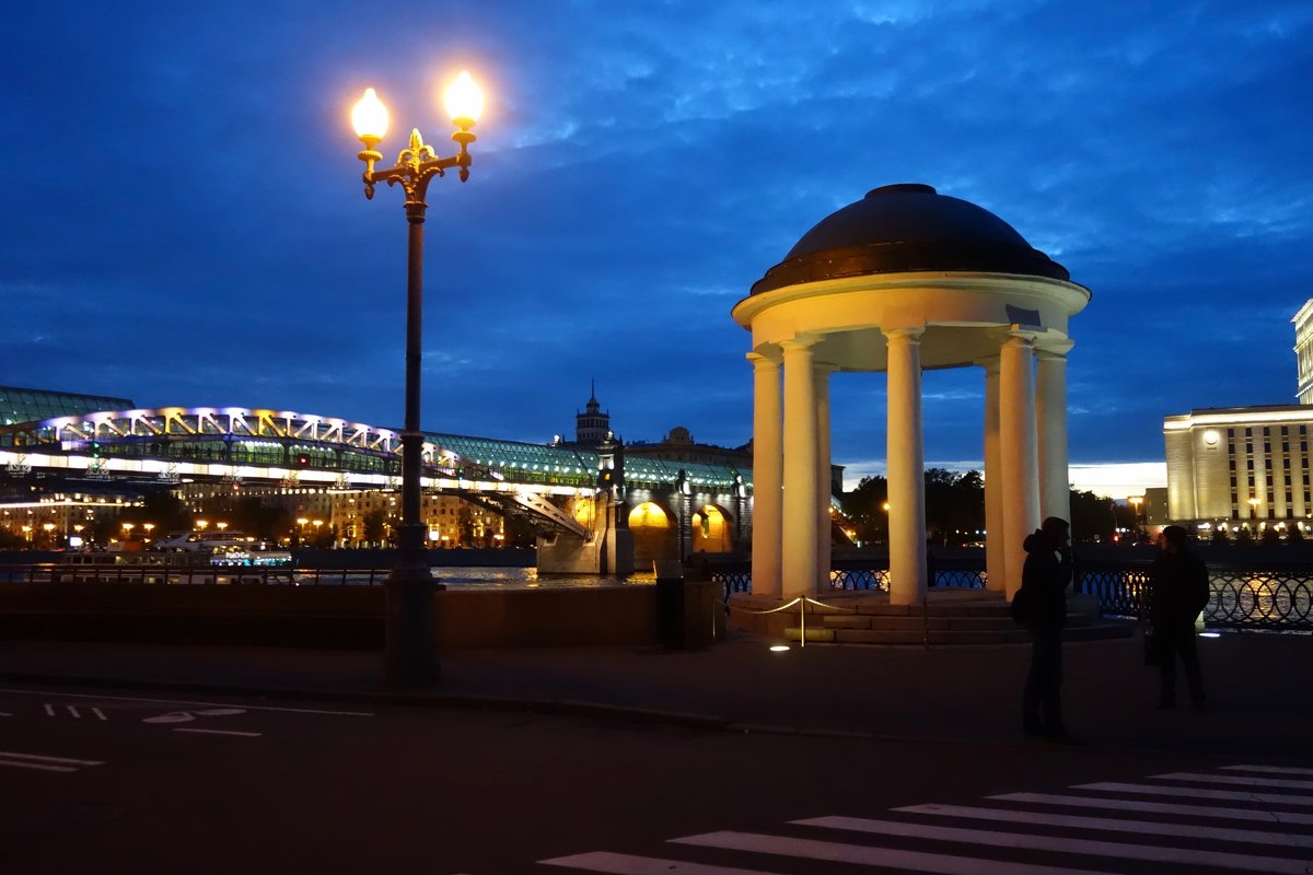 на Московской набережной - Елена 