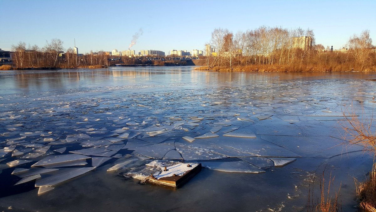 Лёд на Москва-реке тронулся - Ярослав Бычков