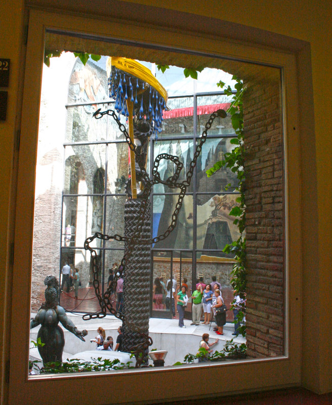 Заглянув в окно музея Сальвадора Дали. - ИРЭН@ .