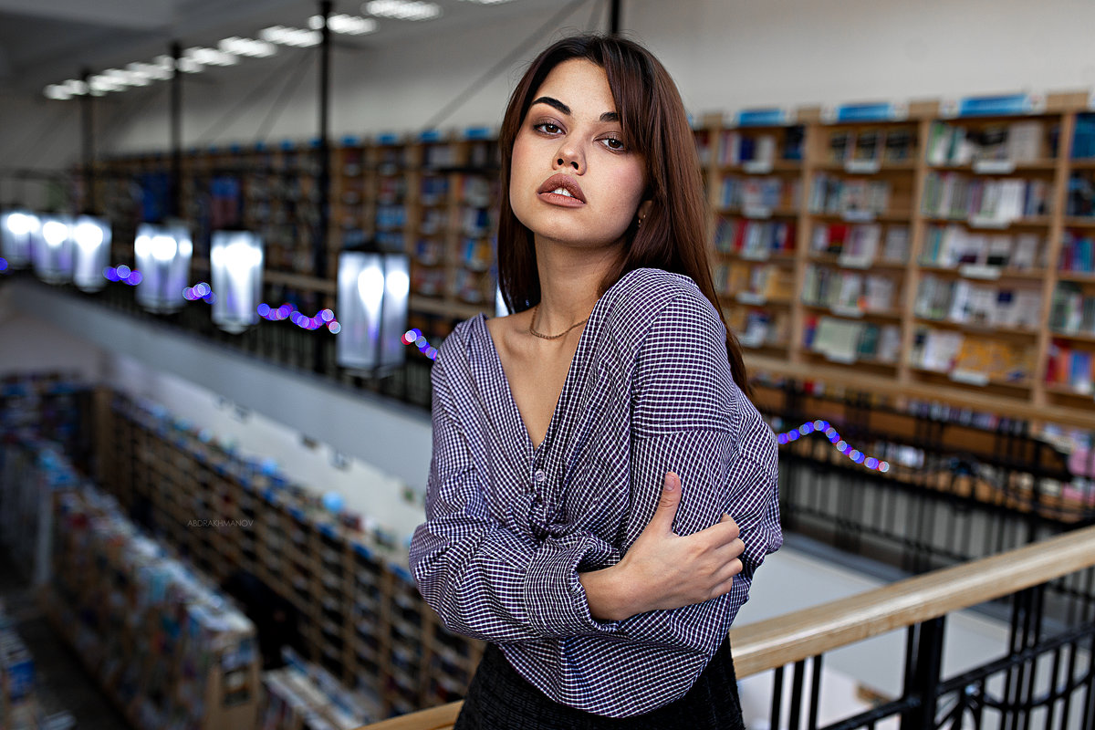 Красивая девушка в библиотеке в полосатой рубашке - Lenar Abdrakhmanov
