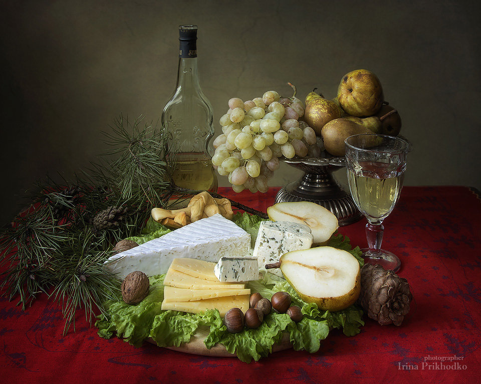 Натюрморт с сыром, вином и фруктами - Ирина Приходько