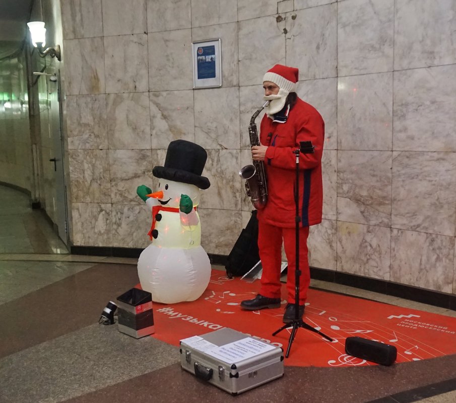 Санта-Клаус на работе в московском метро - Nataly St. 