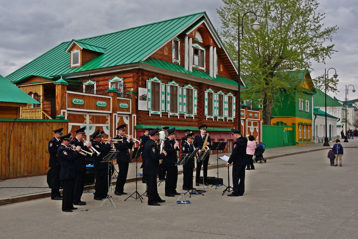 в городе праздник - Михаил Янкин