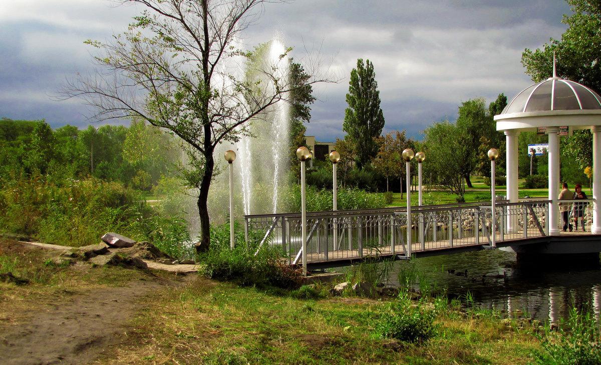 Беседка у фонтана в осеннем парке. - barsuk lesnoi