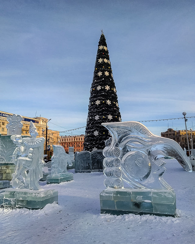 Фрагмент ледового городка на Площади Революции. - Надежда 