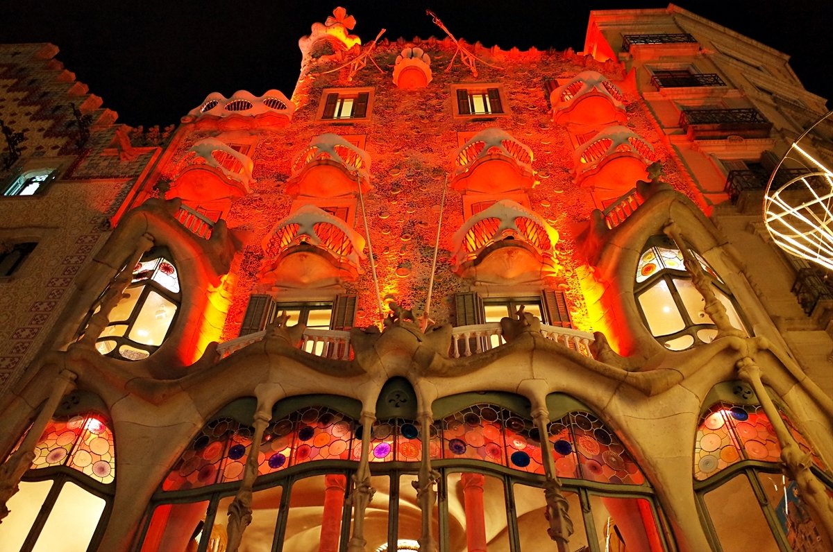 Casa Batlló Барселона в праздничной иллюминации - wea *