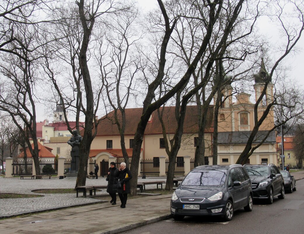 В сквере неподалеку, у костела святого Креста стоит фигура архитектора Гуцявичуса - Елена Павлова (Смолова)