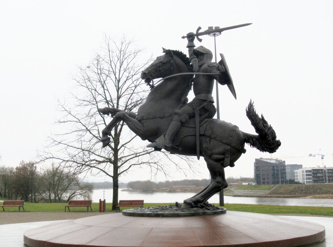 Скульптура Витиса — "Воина свободы" у Каунасского замка - Елена Павлова (Смолова)