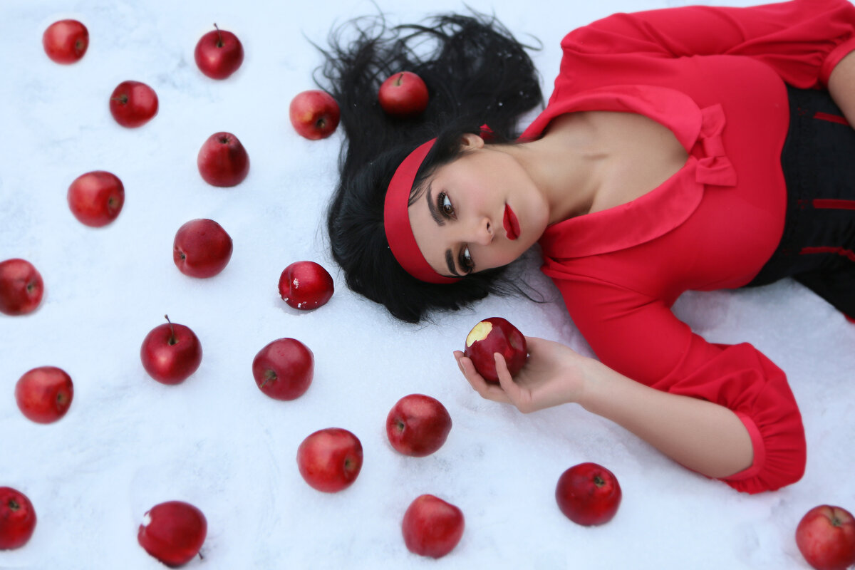 Девушка с яблоками - Марина Велигура
